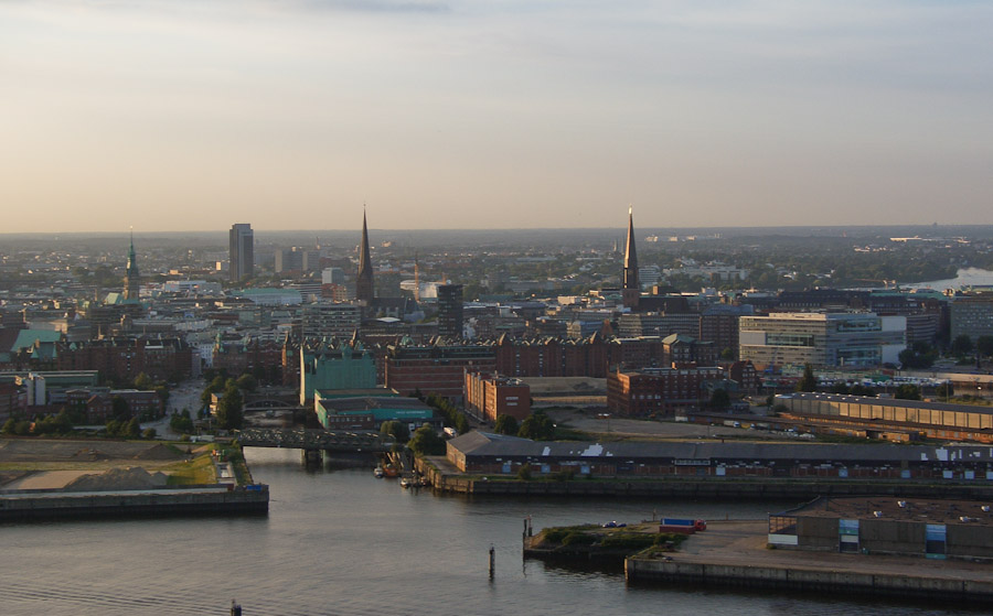 Hamburg, abendlicher Blick auf die Speicherstadt...