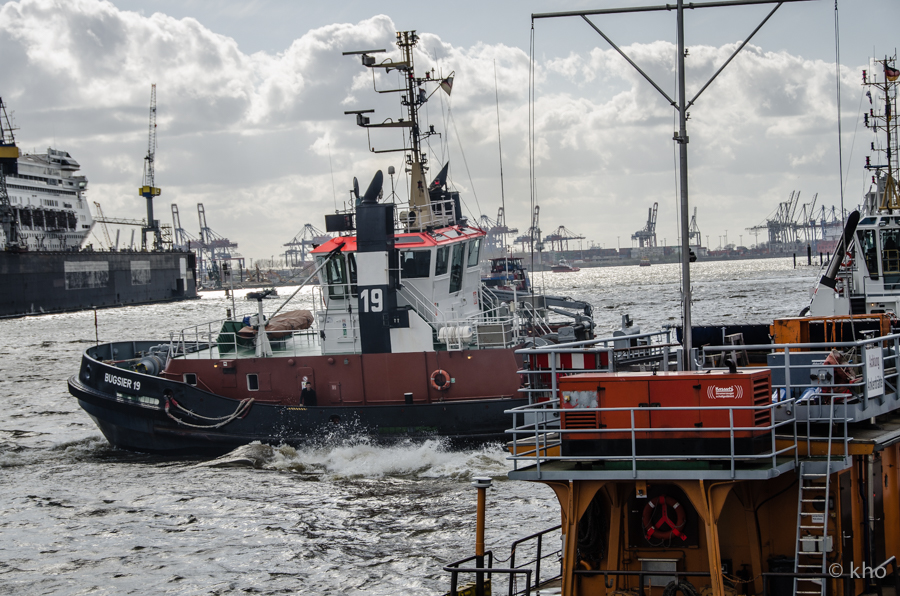 Hamburger Hafen - Schlepper in Aktion...